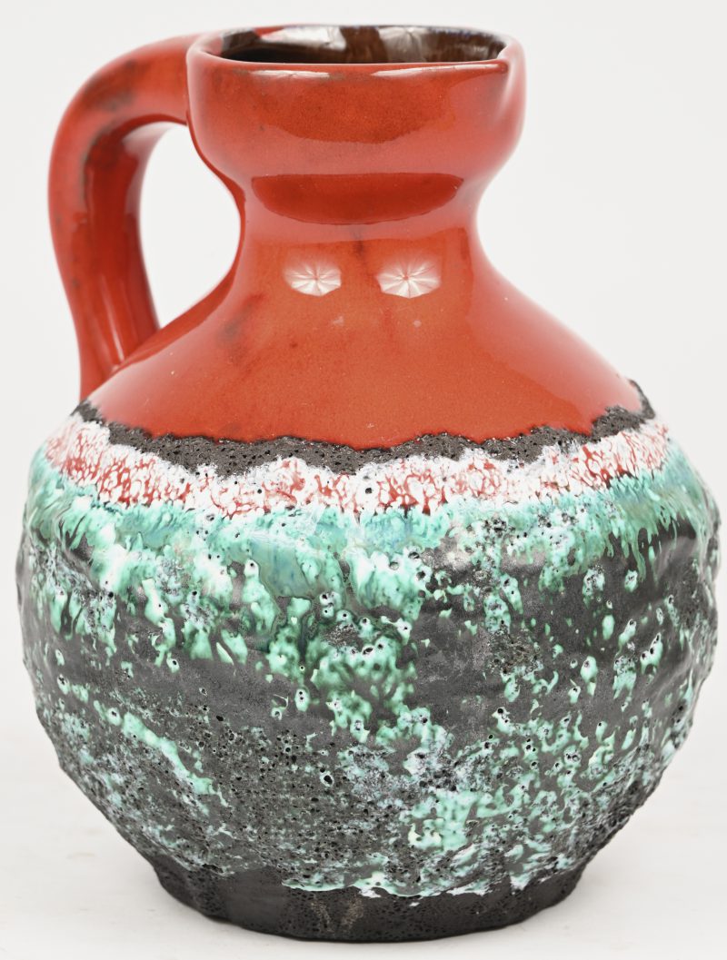 Een rood groene en zwarte vaas. Jaren 60/70.