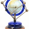 “TL Globe”. Een vintage globe klok. Eerste Nederlandsche Industrie Zwolle Holland Model E10 with trade mark TL GLOBE.