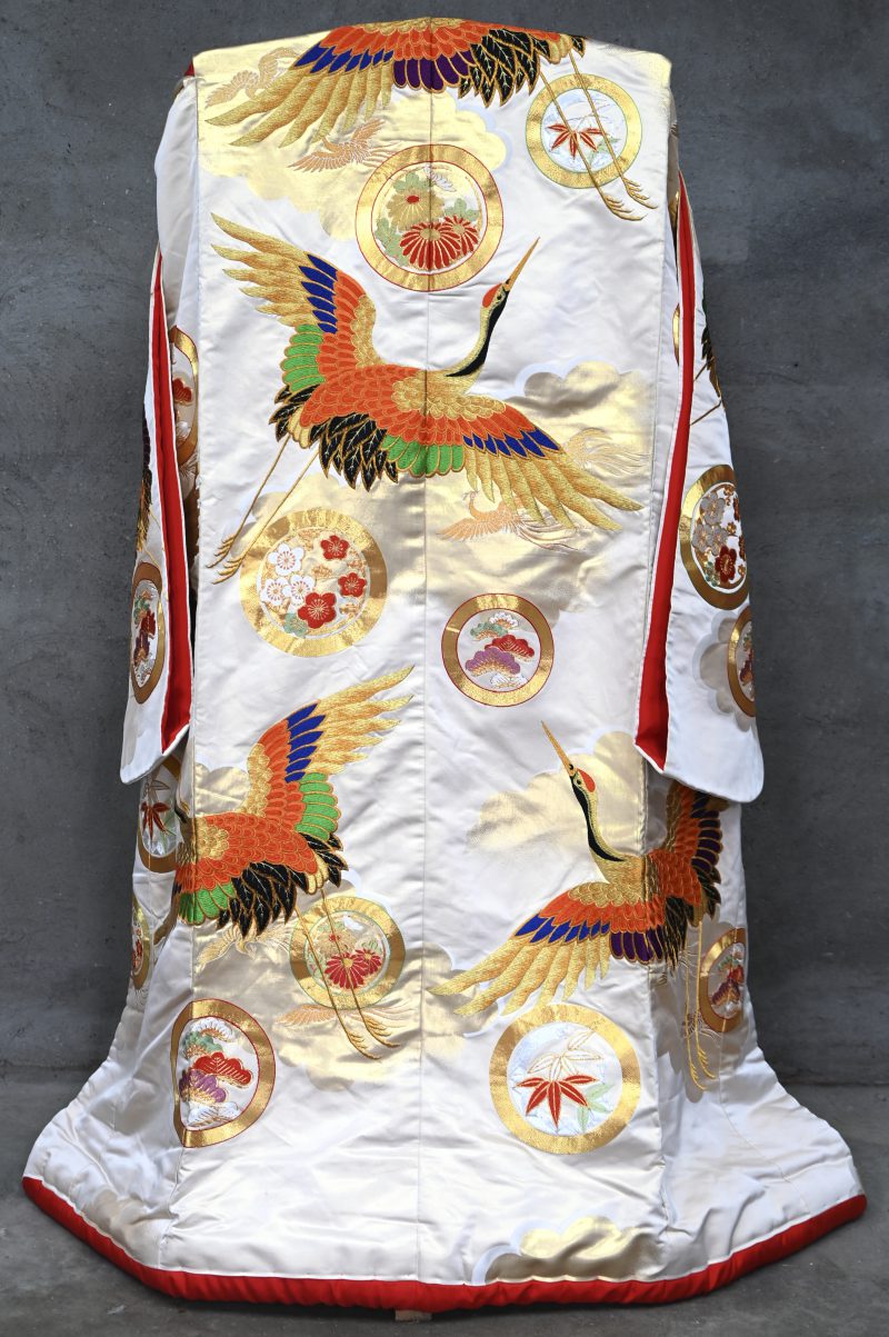 Een Japanse handgemaakte huwelijkskimono met kraanvogels en floraal decor in vergulde details.