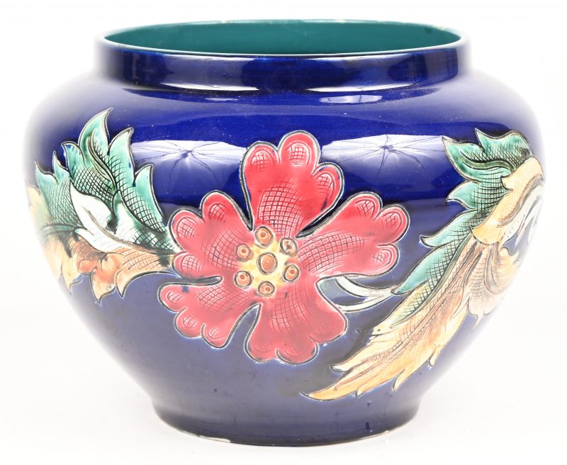 Een cache-pot uit het begin van de vorige eeuw, cobaltblauw met florale decoraties.