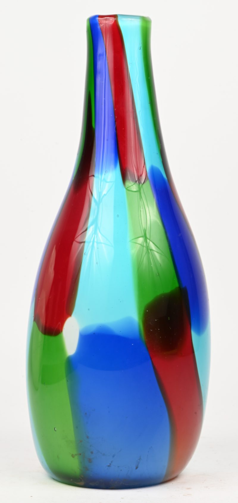 Een meerkleurig glazen Murano vaas.