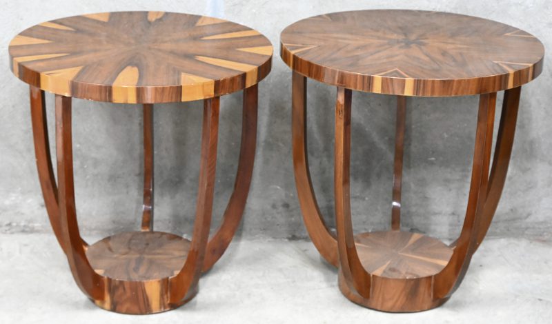 Een paar ronde Art Deco stijl bijzettafeltjes uit gefineerd walnoten hout.