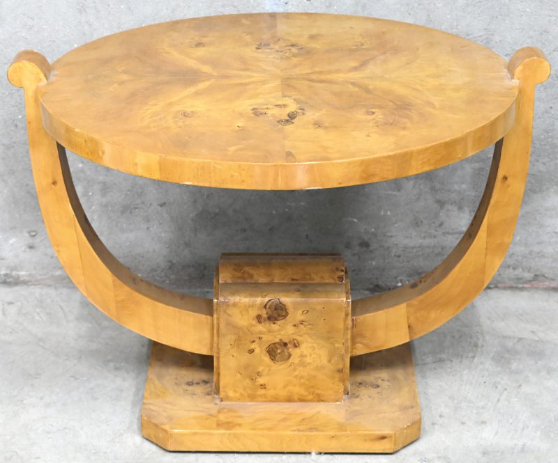 Een rond Art Deco stijl tafeltje uit gefineerd walnoten hout.