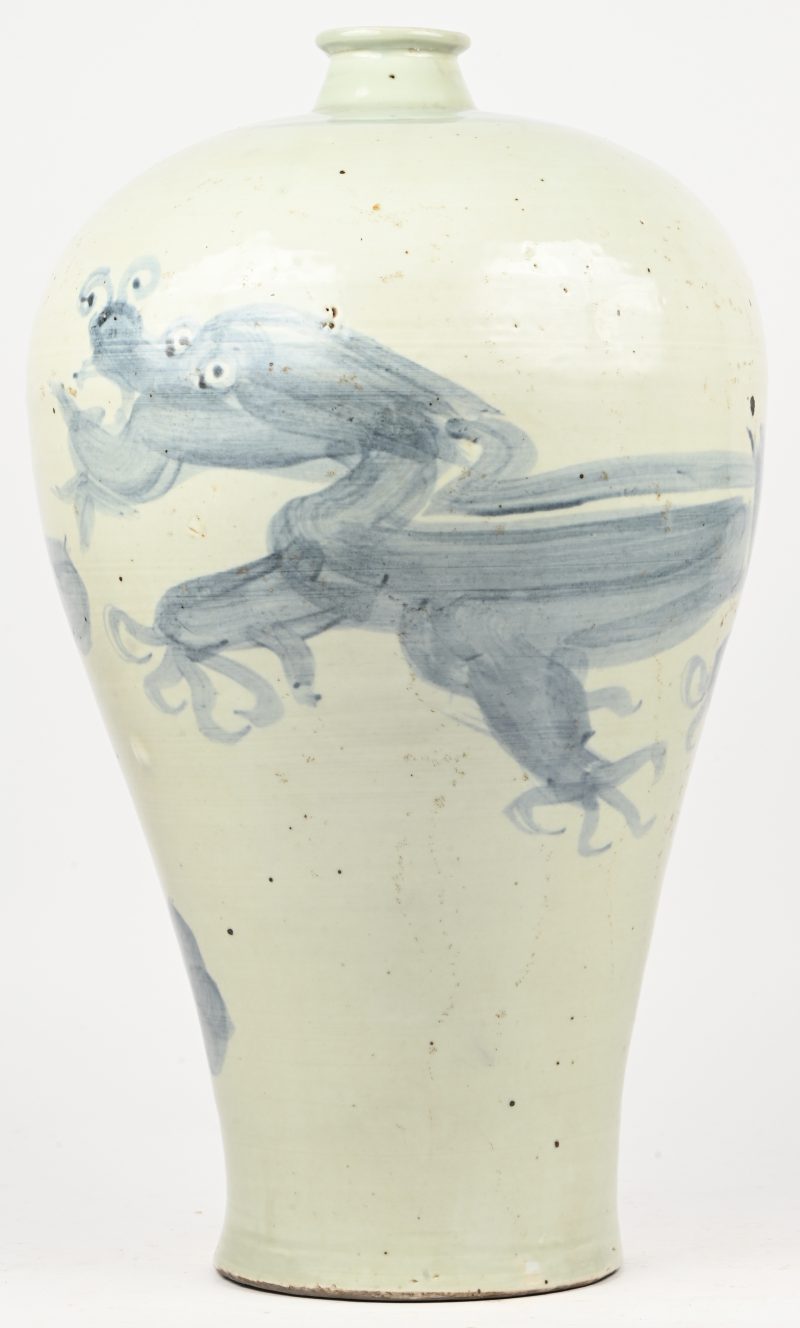 Een Chinees porseleinen vaas met drakenfiguur in het decor.