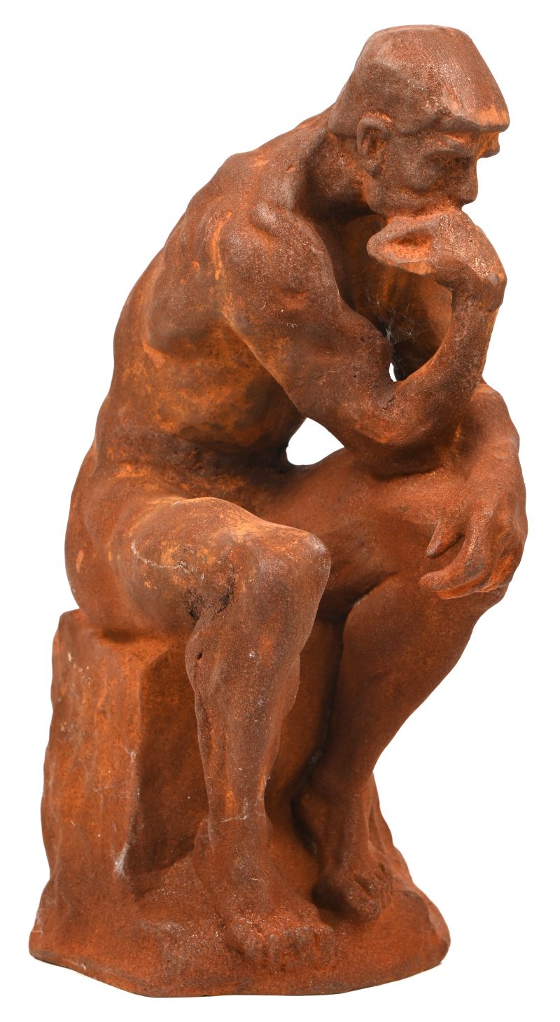 “De Denker”. Een roestkleurig gepatineerd beeldje, naar Rodin.