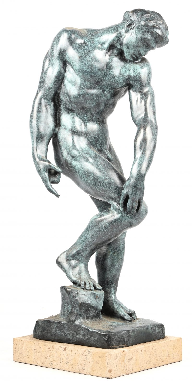 Een brons gesculpteerd beeld van een staande man op marmeren voet.