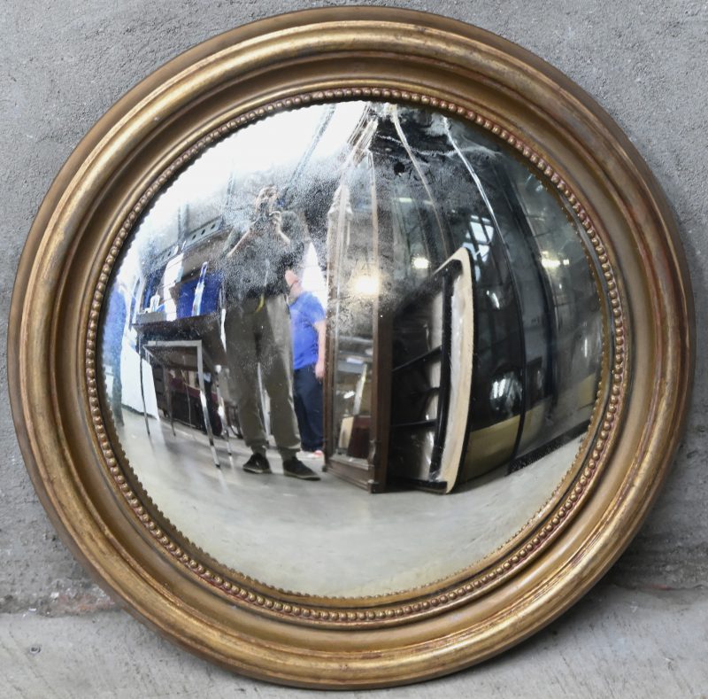 Een ronde butler spiegel met houten verguld kader.
