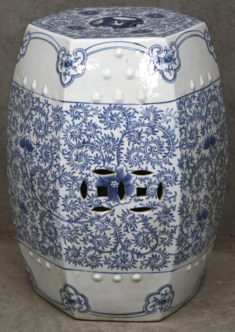 Een blauw-wit Chinees porseleinen tuinkruk met floraal motief.