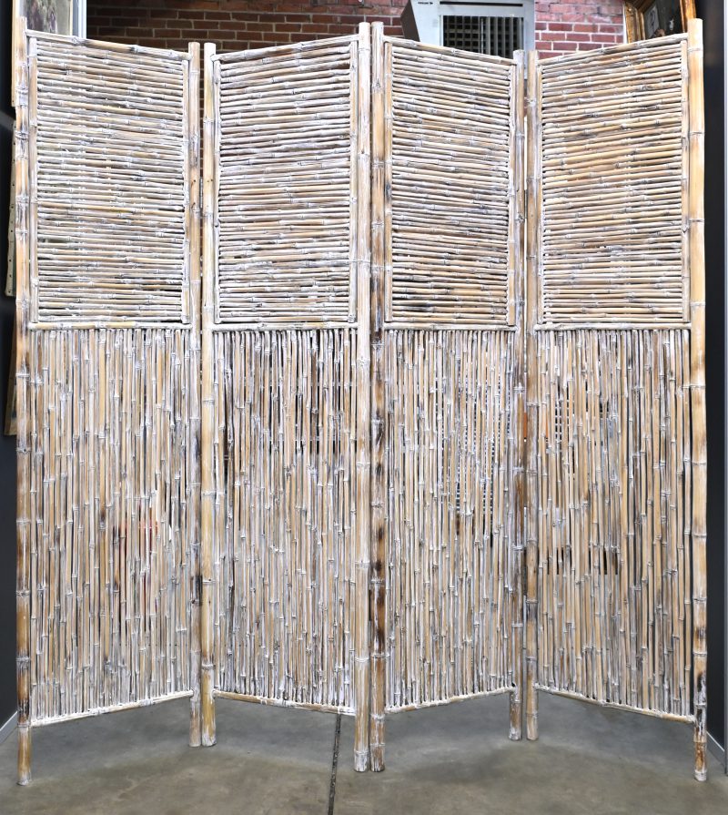 Een kamerscherm uit gewhitewashed bamboe met 4 panelen.