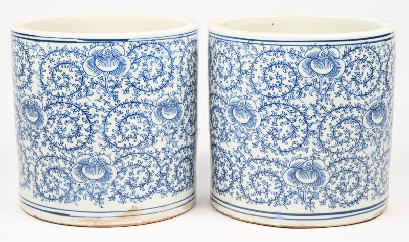 Een paar blauw-wit Chinese porseleinen cache-pots met floraal motief.