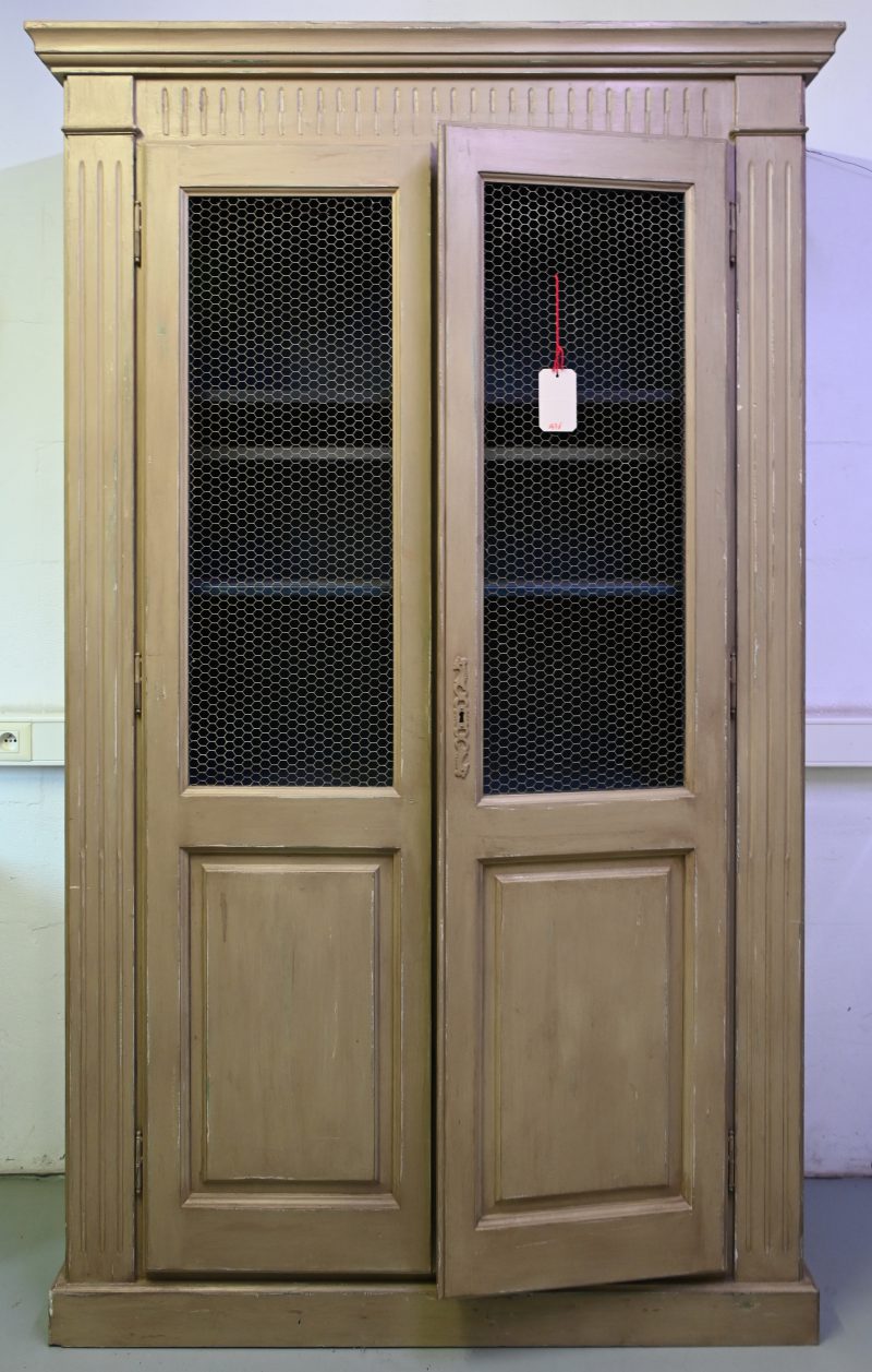 Een bibliotheekkast van gebeitst hout genre sorgue met twee hoge deuren. Engelse stijl.