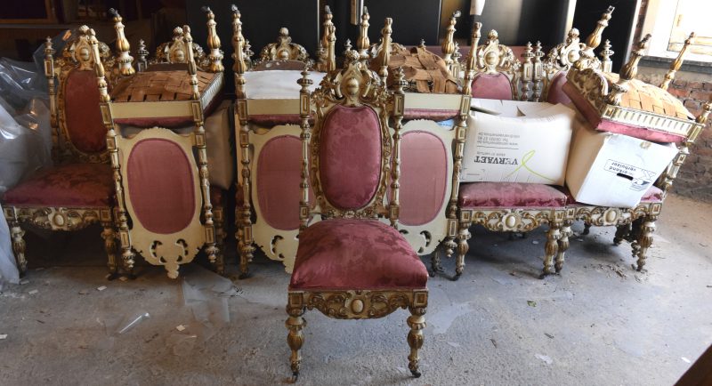 Een set van 9 Napoleon III-stijl stoelen met rode bekleding. Lichte beschadiging en losse vering bij sommige.