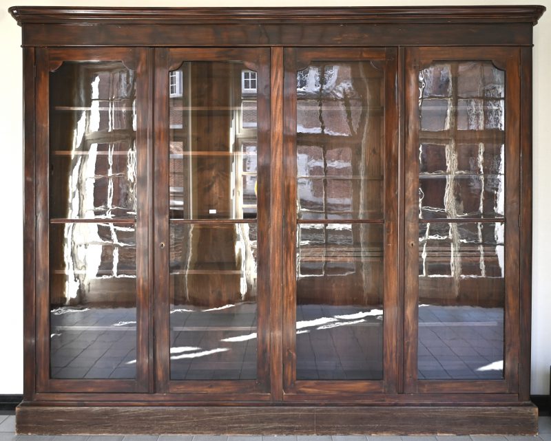 Een mahoniehouten Louis Philippe boekenkast met uitzonderlijke origineel glas in de 4 deuren.