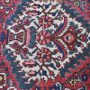 Een groot handgeknoopt Perzisch tapijt.