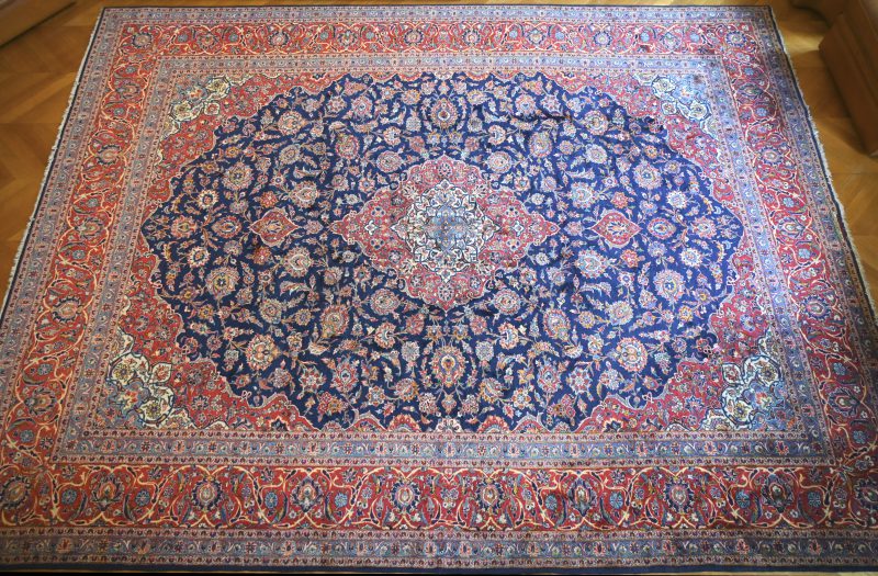 Een handgeknoopt Perzisch tapijt.
