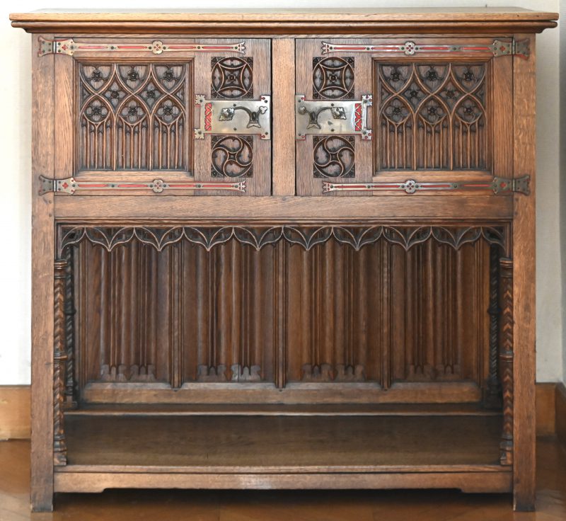 Rijkelijk gesculpteerde credenza met twee paneeldeuren.