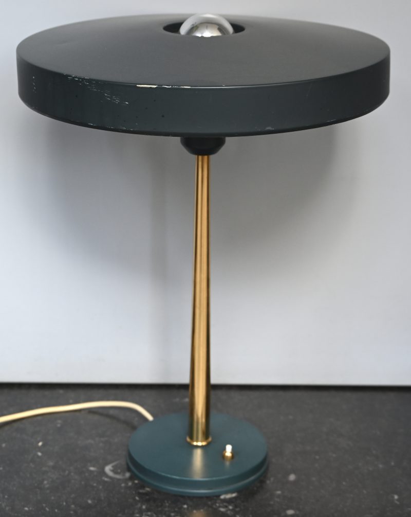Een design bureaulamp Timor 69. Kleur: Donkergroen/Zwart.