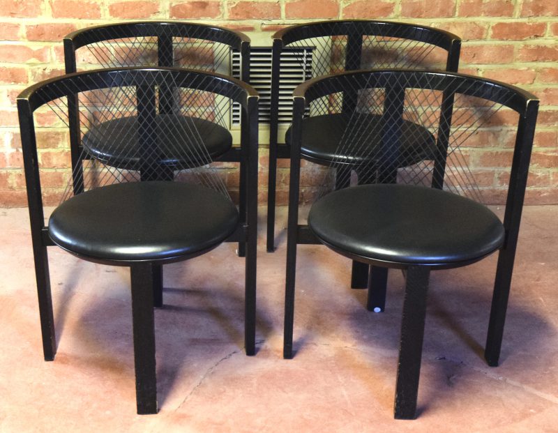 Een set van 4 ‘String Chairs’ met logo van Tranekaer van Niels Jorgen Haugesen.