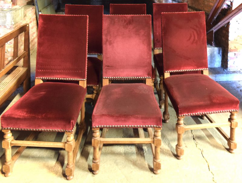 Een lot van 6 houten stoelen met bekleding van rood velours.