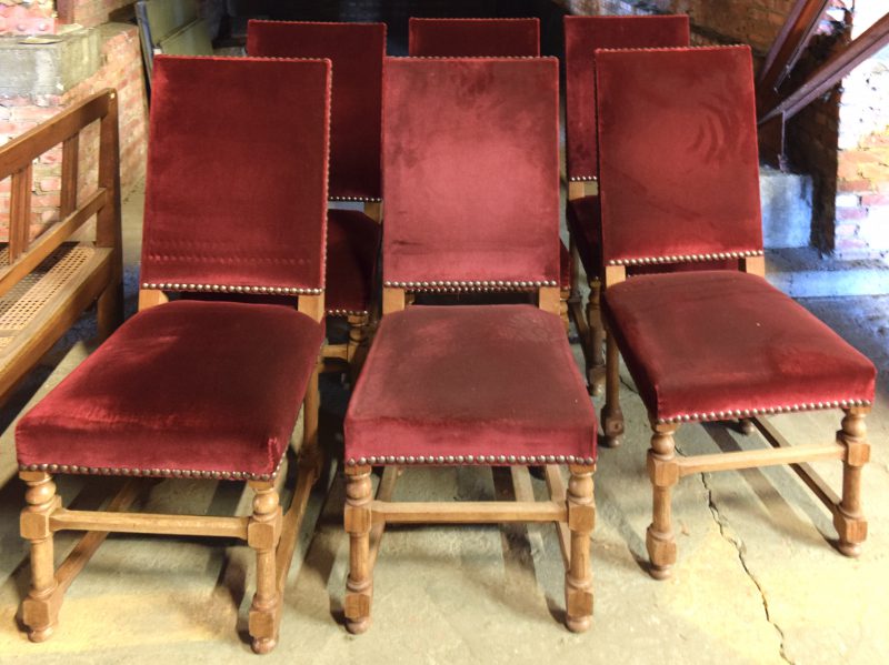 Een lot van 6 houten stoelen met bekleding van rood velours.