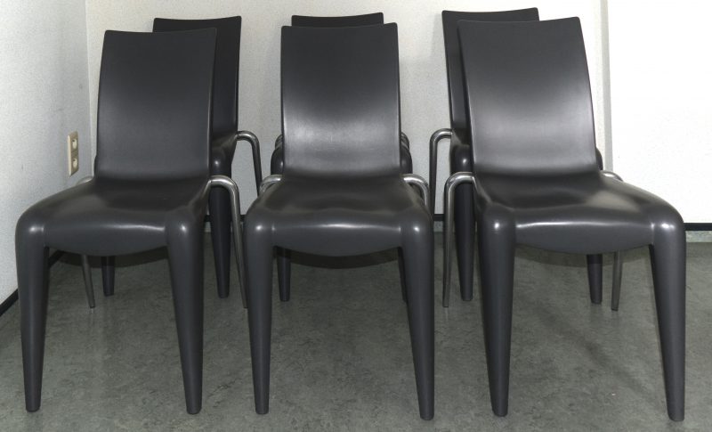 Een lot van 6 stoelen in grijs kunststof en metaal. Onderaan gemerkt.