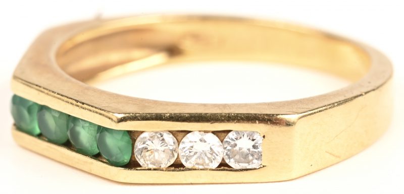 Een 18 karaats geelgouden ring bezet met zes briljanten en vier smaragden met een gezamenlijk gewicht van +- 0,40 ct.