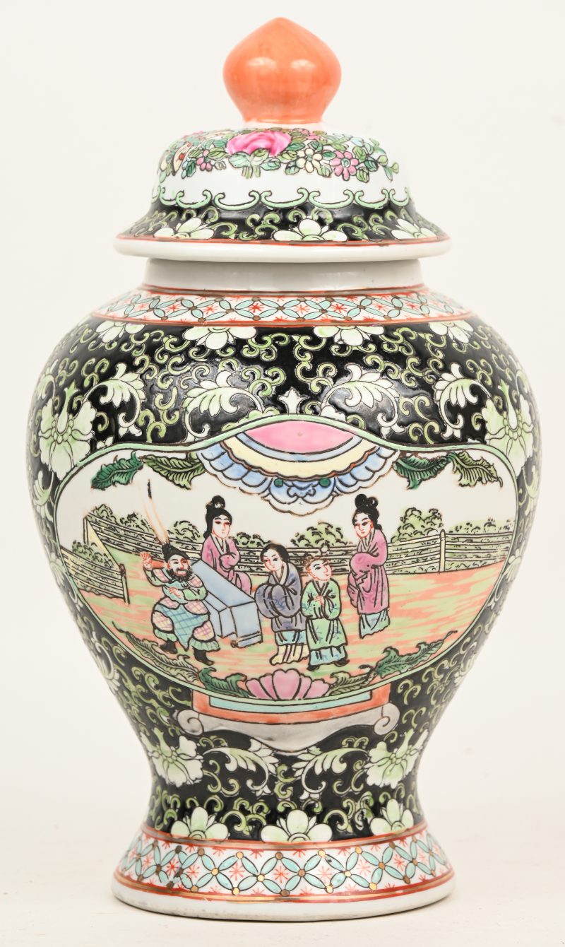 Een Chinees porseleinen, famille noir, versierd met diverse figuren en decor. Onderaan gemerkt.
