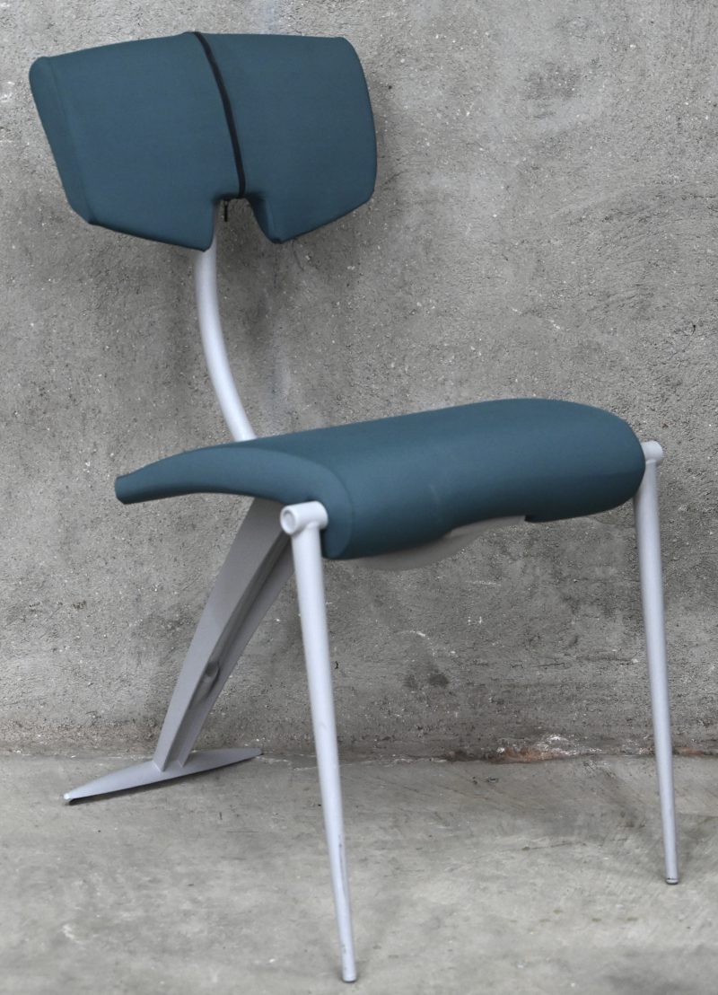“Schizo”.Een bureaustoel van licht grijs metaal bekleed met groene stof.