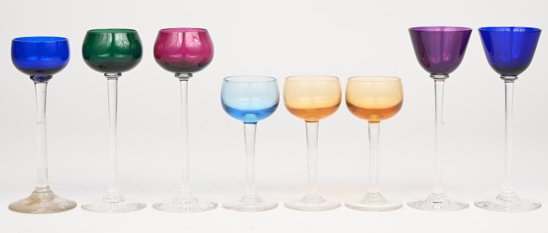 Een set van acht gekleurde glaasjes, jaren 60.