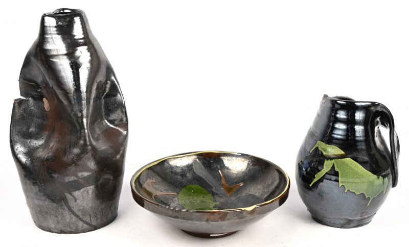 Een lot modern aardewerk, bestaande uit een schaal en twee vazen met organisch decor en vorm.