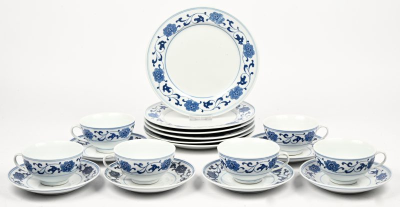 Een lot van 18, Chinees blauw wit porseleinen servies, bestaande uit 6 tasjes, 6 schoteltjes en 6 bordjes. Onderaan gemerkt. 1 tas met herstelsporen.