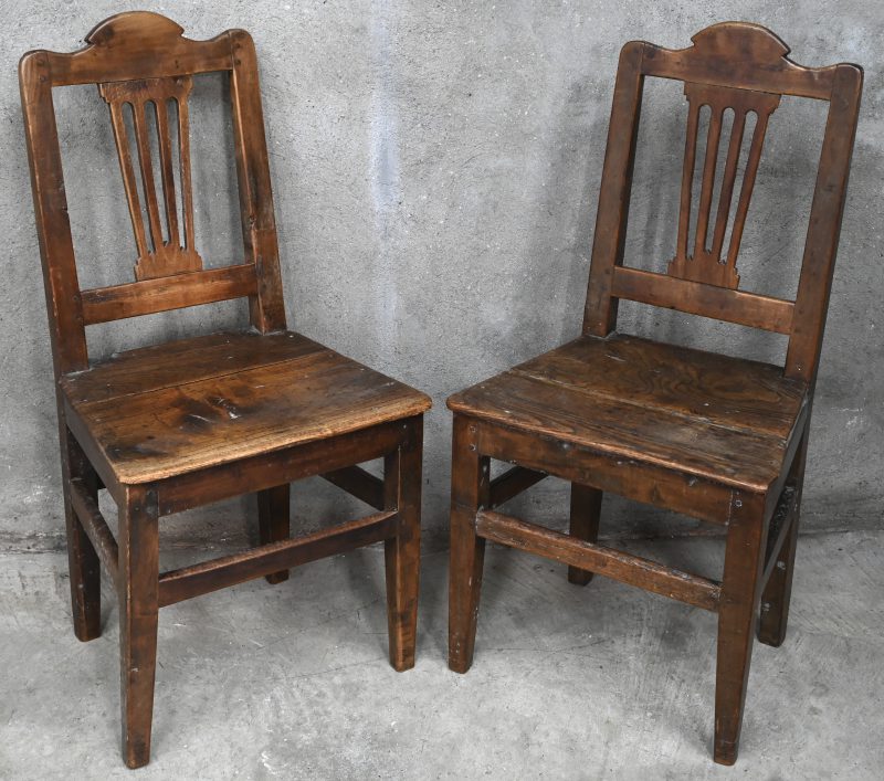 Een massief houten paar begijnenstoeltjes. XIXde eeuw.
