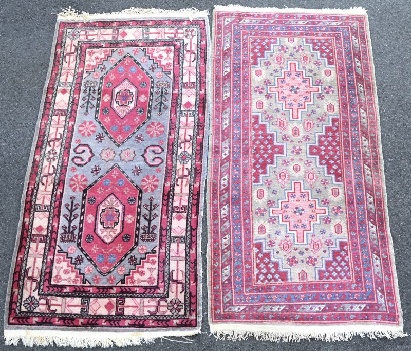 Een lot van 2 handgeknoopt Perzische tapijtjes.