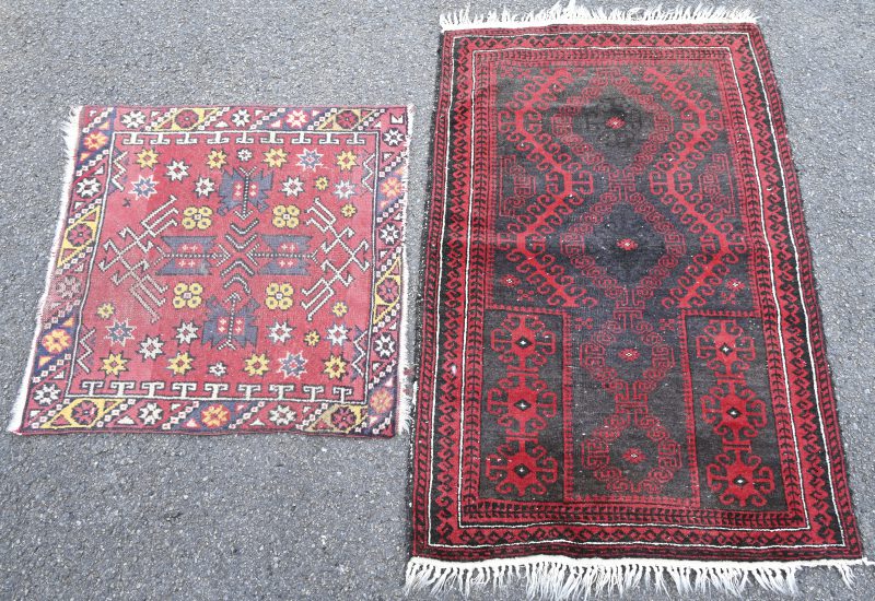 Een lot van 2 handgeknoopt Perzische tapijtjes.