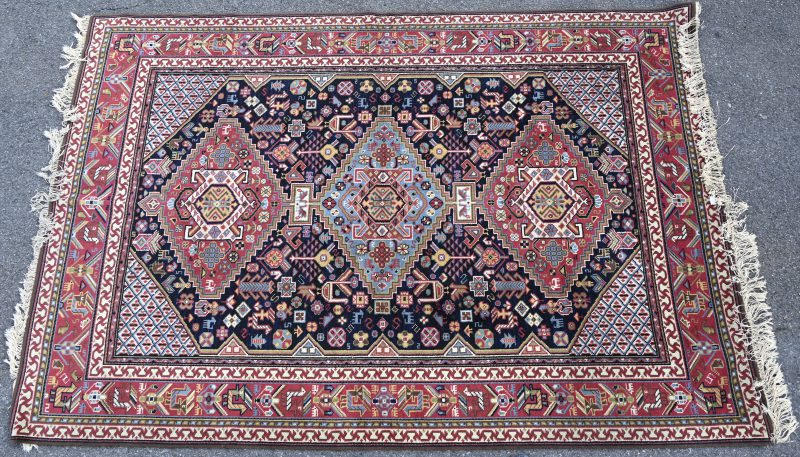 Een handgeknoopt Perzisch tapijt.