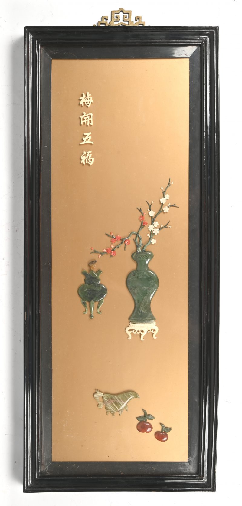 Een Chinees stilleven pietra dura op paneel uit Jade en speksteen.