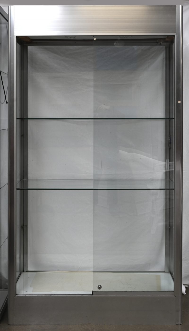 Een moderne glazen vitrine met aluminium frame. Drie schabben.