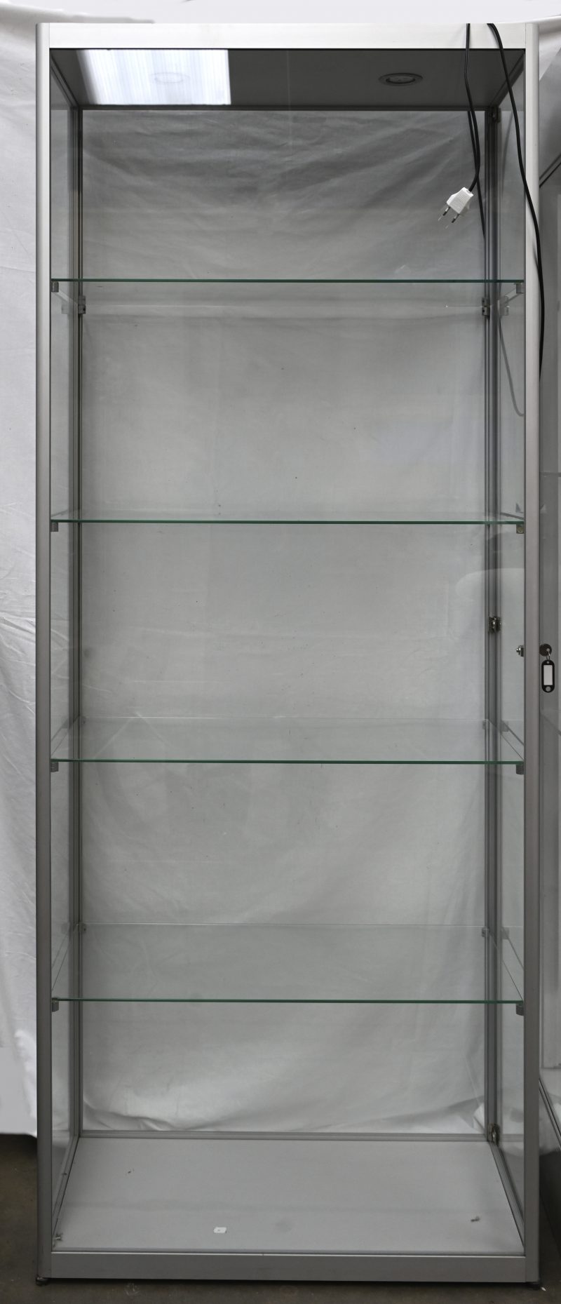 Een moderne glazen vitrine met aluminium frame. Vier schabben.
