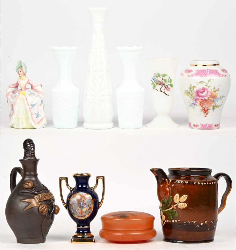 Een varia lot van glas en aardewerken items.