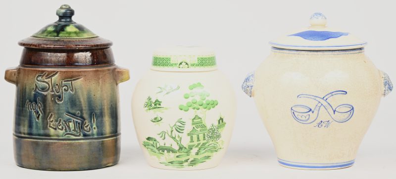 Een lot van 3 aardewerken potten, bestaande uit Tabac de Semois, Vlaams aardewerk en Chinese dekselpot gemerkt Royal Cauldon.