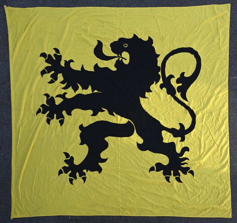 Een groot formaat Vlaamse strijdvlag.