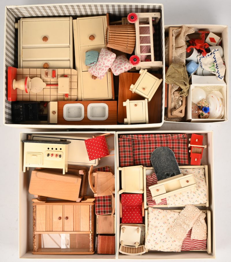 Een lot vintage poppenhuis huisraad, complete miniatuur inboedel. 4 dozen nog te beschrijven