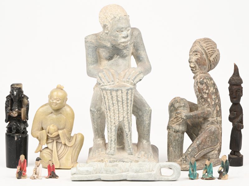 Een lot toeristische beeldjes, Afrikaans en Chinese beeldjes, waaronder 5 miniatuur met kleine gebreken.