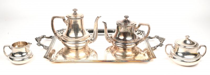 Een Wiskemann koffie en thee servies, bestaande uit koffie, thee -en melkkan, suikerpot en dienblad.