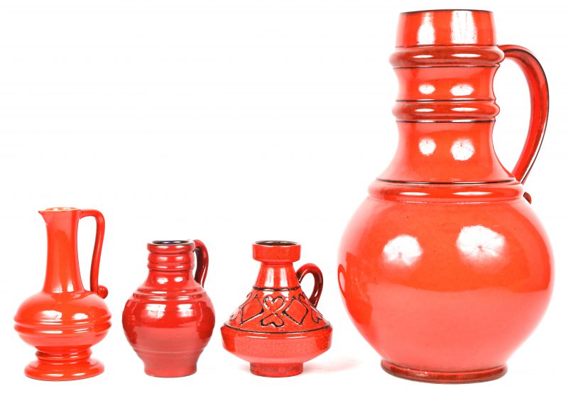 Een lot van 4 vintage keramische vazen in rood/oranje tinten.