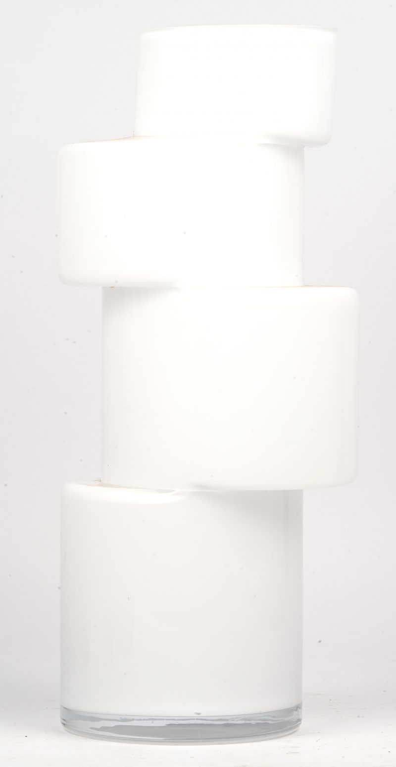Een modern wit glazen vaas met 4 verdiepen in cilindrische vorm.