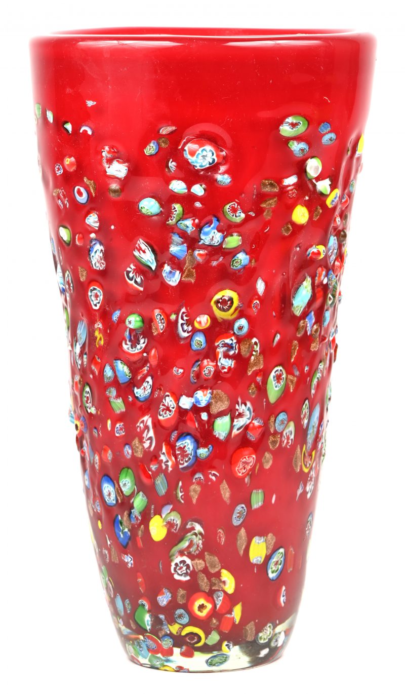 Een Murano vaas van meerkleurig Italiaans glas met een millefleurdecor.