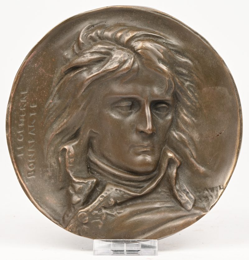 Een rond bronzen plaquette met Napoleon hierop afgebeeld. Opschrift “Le General Bonaparte”.