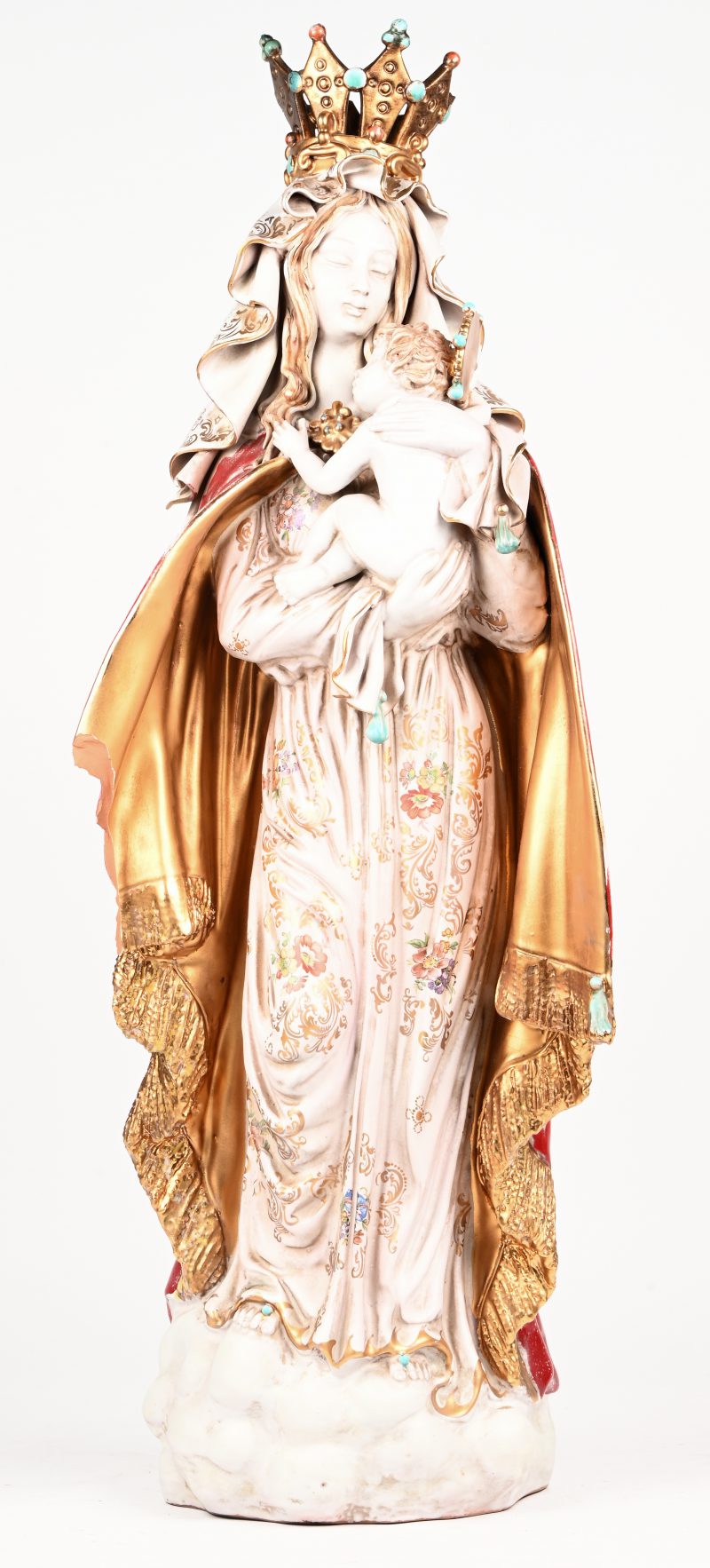 Een polychroom Italiaans aardewerken beeld van Maria met kind. Schade aan de kroon en gewaden.