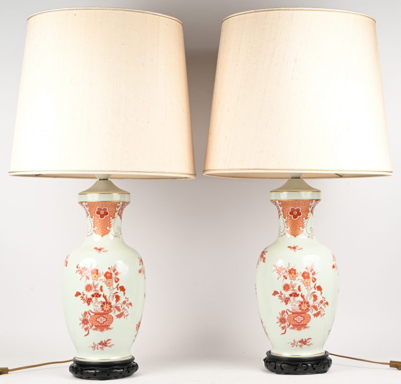Een paar porseleinen lampenvoeten in de vorm van twee Chinese-stijl vazen. Gemerkt Porcelaine de Paris.